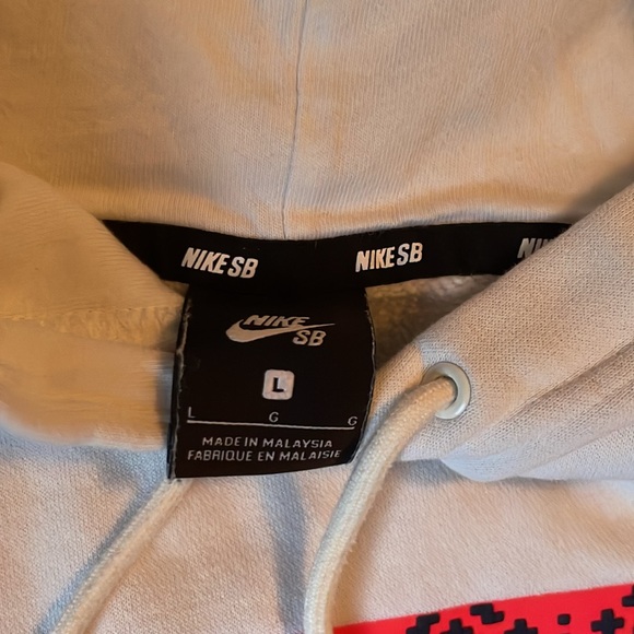 Nike SB White Hoodie with Red Pattern - Picture 2 of 5